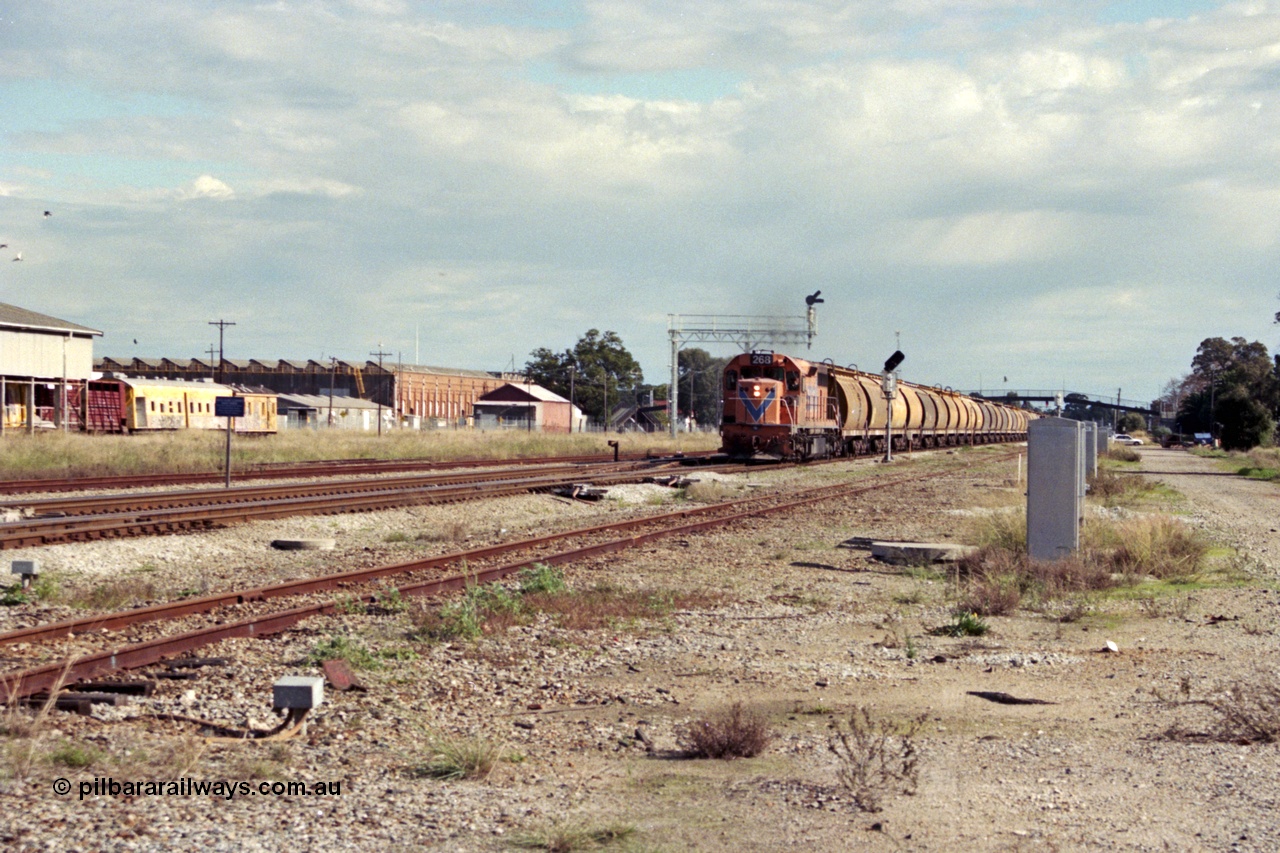 186-04
Midland, empty standard gauge down grain train 051 powers along behind Westrail L class locomotive L 268 Clyde Engineering EMD model GT26C serial 68-617 with forty WW and WWA type bogie grain waggons.
Keywords: L-class;L268;Clyde-Engineering-Granville-NSW;EMD;GT26C;68-617;