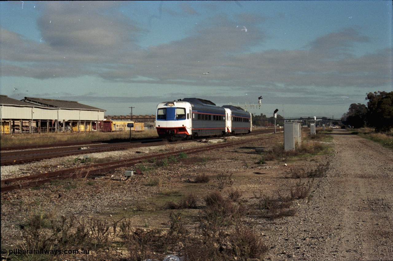 186-11
Midland, standard gauge two car Prospector service to Kalgoorlie, train 4085 with motorised driving car WCA class 902 and driving trailer WCE class 921, these cars were built by Comeng NSW in 1971.
Keywords: WCA-class;WCA902;Comeng-NSW;