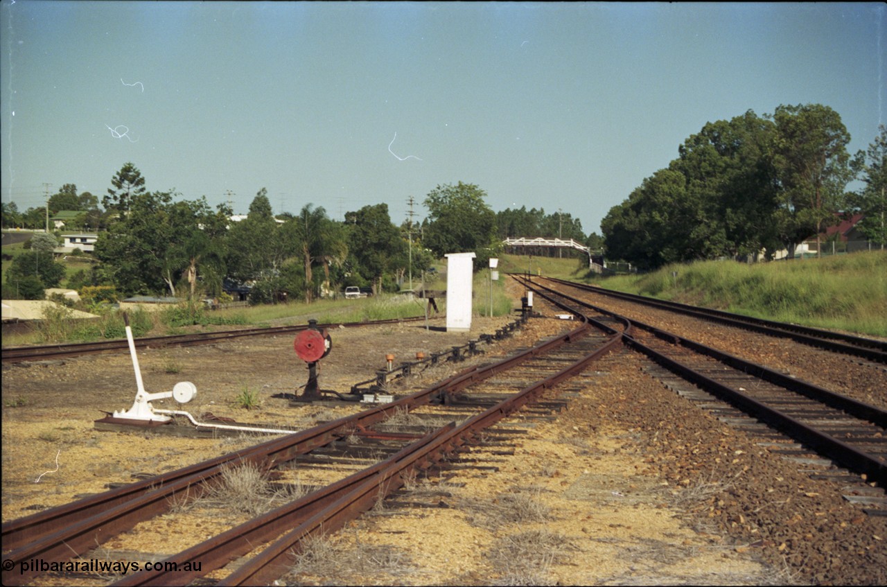 187-13
Monkland, Gympie Queensland. View looking south east in the Up direction, yard rejoining the loop, footbridge for the State School in distance. [url=https://goo.gl/maps/m1TuaLe4ywG2]GeoData[/url].
