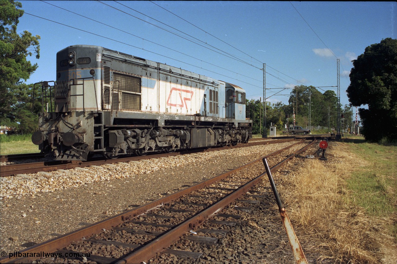 187-20
Beerwah, QR narrow gauge Comeng Qld built (under contract for Clyde Engineering) EMD model G22C unit 1505 serial 67-600 sits just north of Mawhinney St grade crossing. [url=https://goo.gl/maps/ug8czFZ4GjS2]GeoData[/url].
Keywords: 1502-class;1505;Comeng-Qld;EMD;GL22C;67-600;