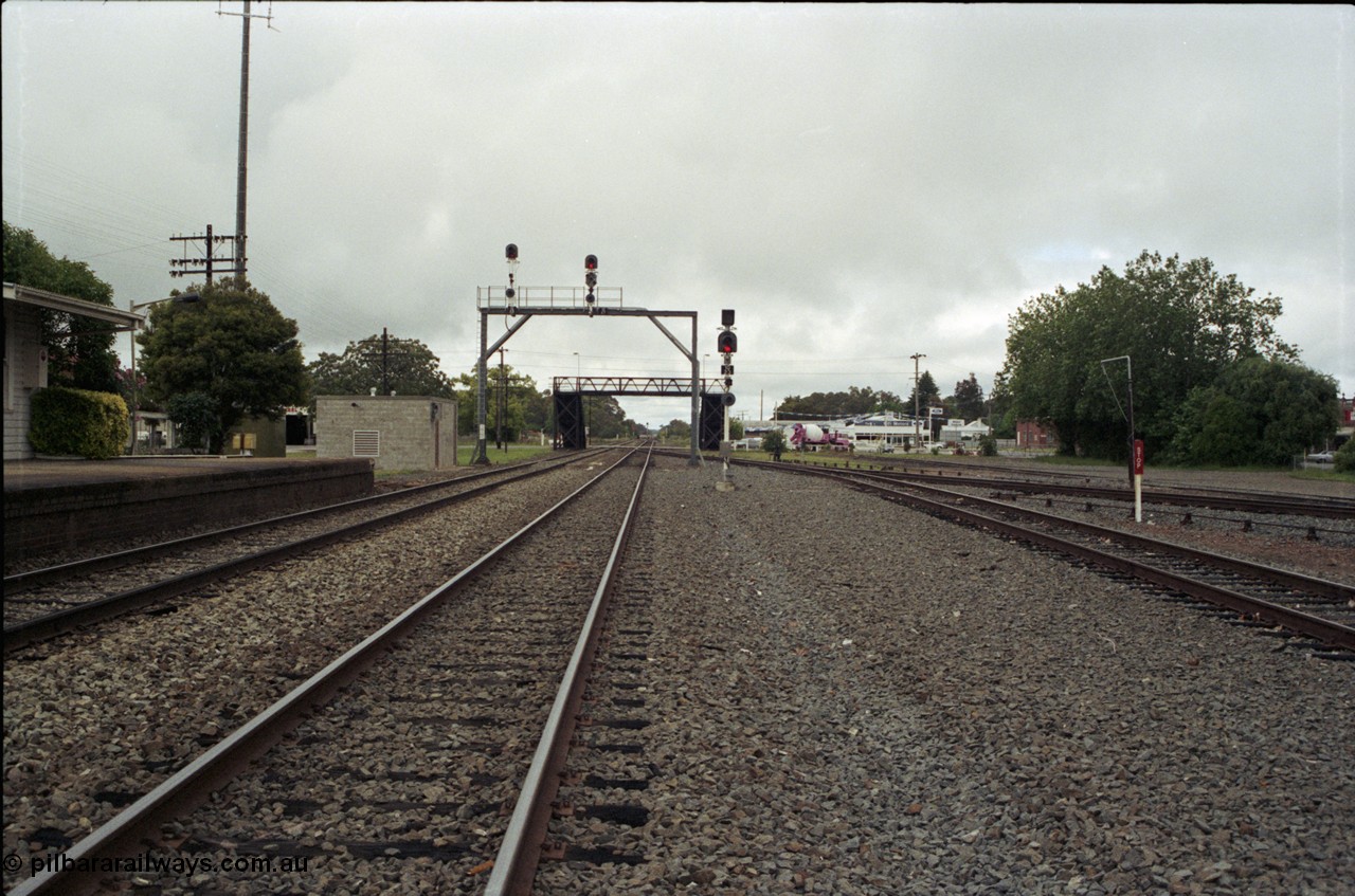 188-01
Culcairn, 596 km from Sydney on the NSW Main South, station yard looking south across Balfour Street. Geo [url=https://goo.gl/maps/aQzJi3mNY3t]Data[/url].
