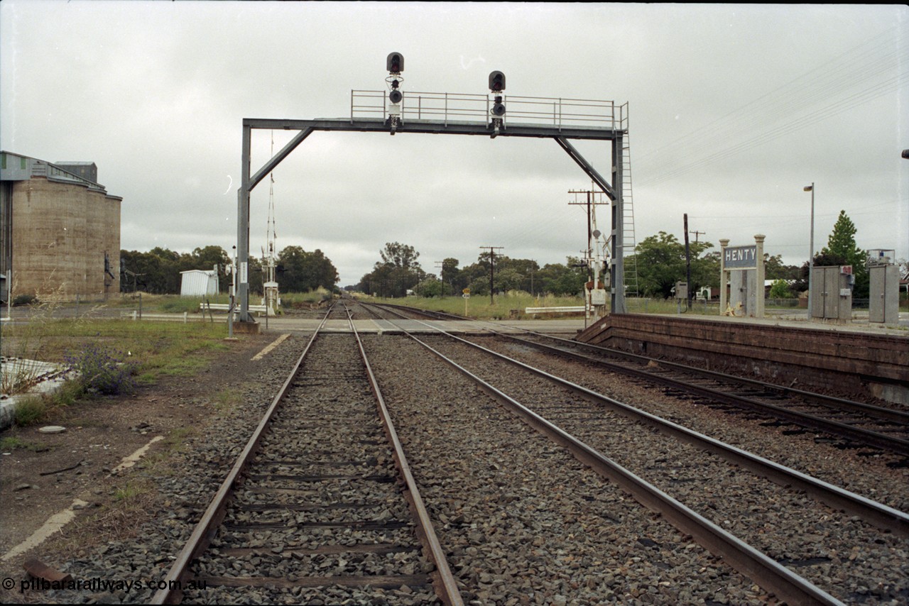 188-03
Henty, located 580 km from Sydney on the NSW Main South, looking north across Sladen Street. Silo complex on the left, station platform on the right. Geo [url=https://goo.gl/maps/rtgEfpQzTUE2]Data[/url].
