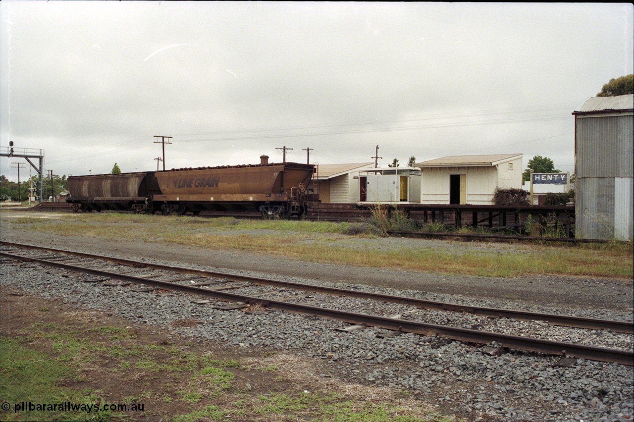 188-05
Henty, located 580 km from Sydney on the NSW Main South, looking towards the station building across the yard, two V/Line grain waggons in the yard. Goods shed and platform on the right. Geo [url=https://goo.gl/maps/TDrhujY3A2y]Data[/url].
