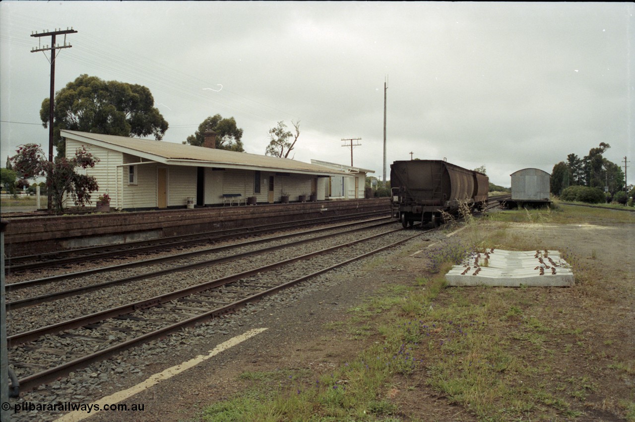 188-06
Henty, located 580 km from Sydney on the NSW Main South, looking south, station platform and buildings, two V/Line grain waggons in the yard. Goods shed and platform on the right. Geo [url=https://goo.gl/maps/TDrhujY3A2y]Data[/url].
