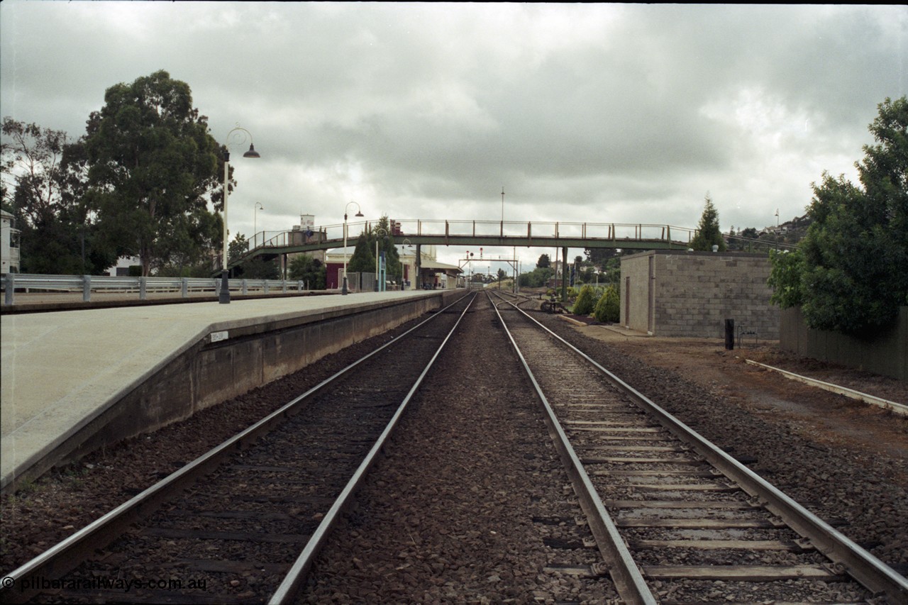 188-09
Wagga Wagga, located 521 km from Sydney on the NSW Main South, looking north from the end of platform at track level. Note the old light posts, the concrete block building has replaced the signal box. Geo [url=https://goo.gl/maps/PJ9gfQrtLYn]Data[/url].
