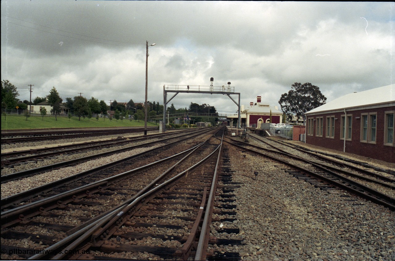 188-12
Wagga Wagga, located 521 km from Sydney on the NSW Main South, looking south from the goods shed with North Dock on the right and frame G visible in front of the gantry. Geo [url=https://goo.gl/maps/hXjY8rht7292]Data[/url].
