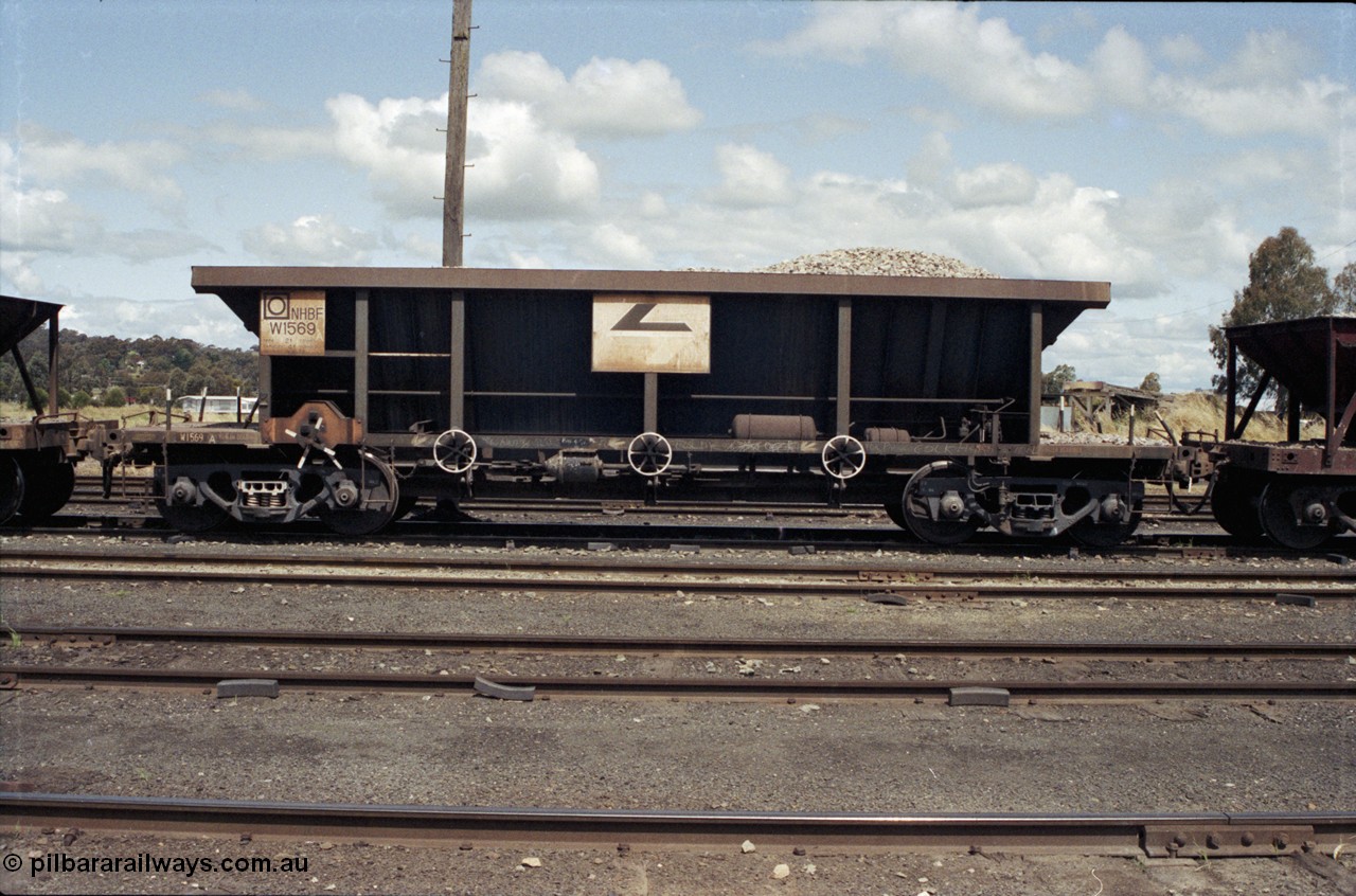 190-16
Cootamundra, NSW Main South, departmental waggon W 1569, a loaded NHBF type bogie ballast waggon NHBF 1569 with a Comeng plate.
Keywords: NHBF-type;NHBF1569;Comeng-NSW;W1569;