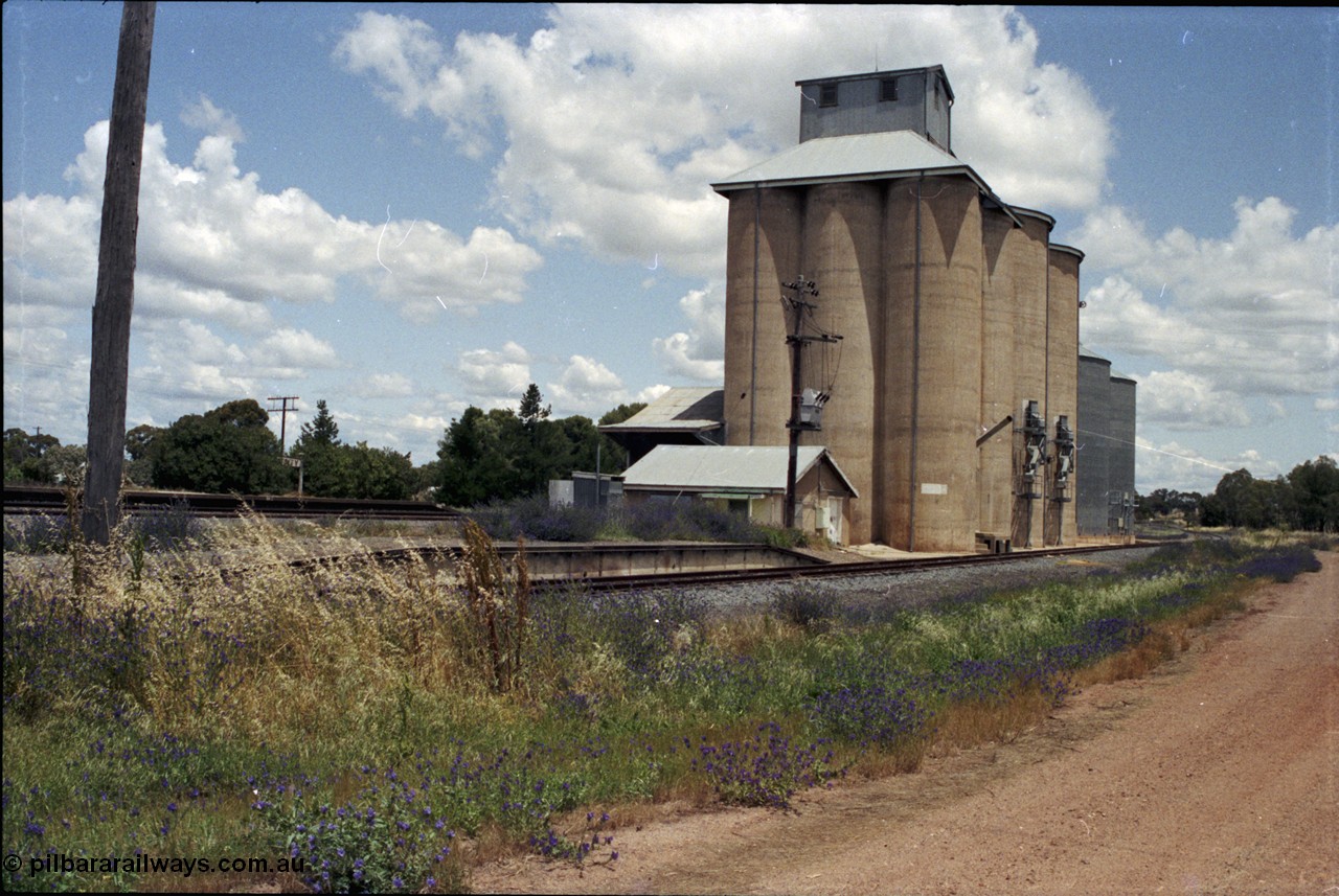 190-34
Uranquinty, located at the 535.72 km on the NSW Main South line, view looking south from back of silos and loading ramp where the Stock Siding runs around.
