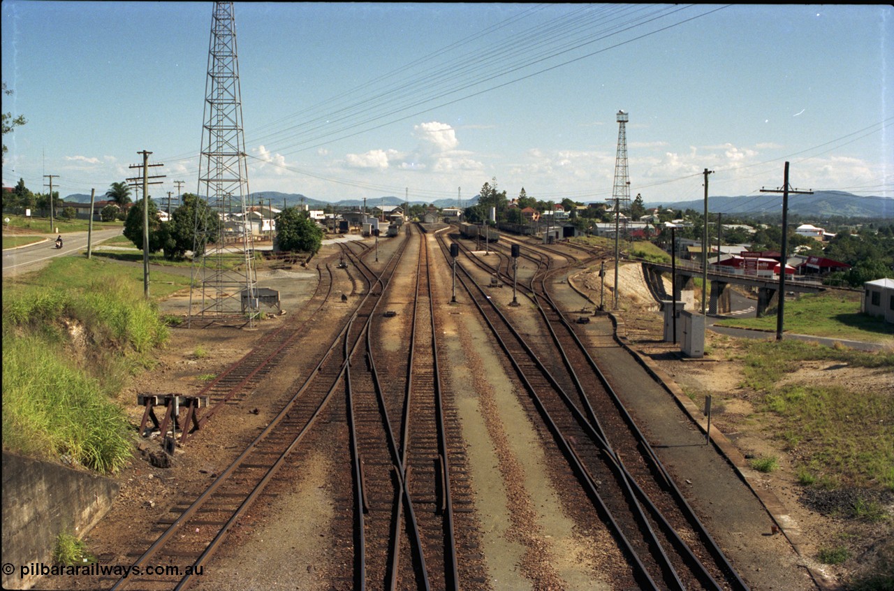193-15
Gympie station yard overview looking south in the Up direction from the Stewart Terrace overbridge. [url=https://goo.gl/maps/zamovD9hxbu]GeoData[/url].
