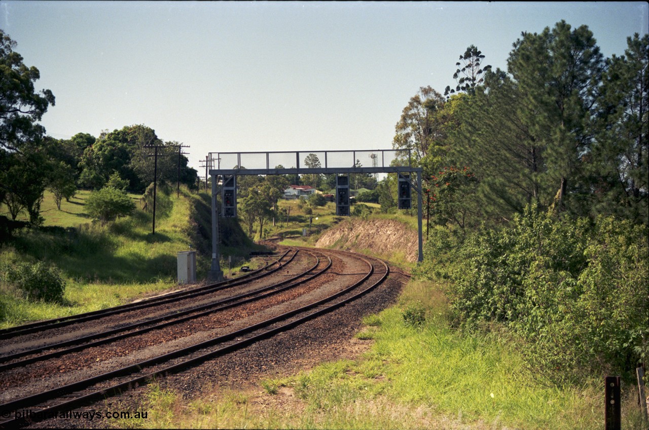193-18
Gympie station yard entrance where the single track junctions into three, looking north towards Gympie North in the Down direction from Tozer Street. [url=https://goo.gl/maps/nrq3tVe6oL22]GeoData[/url].

