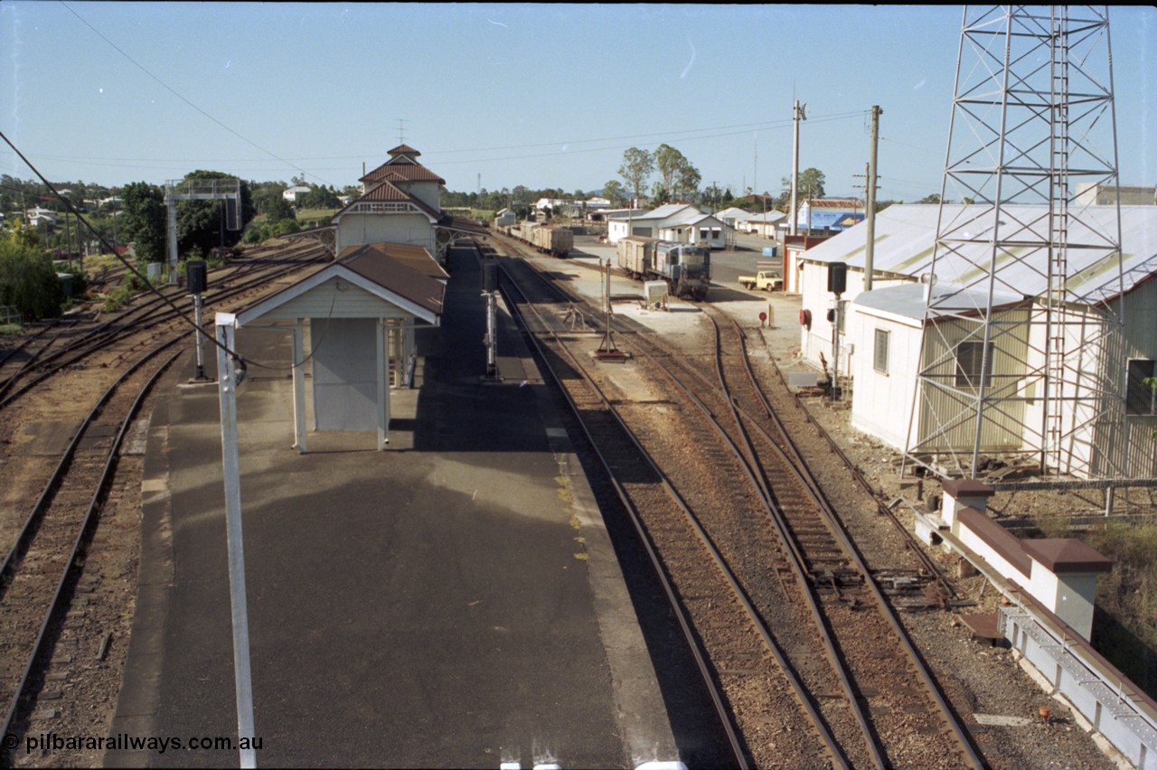 193-36
Gympie station overview looking north in the Down direction from the station access footbridge. [url=https://goo.gl/maps/6o89PZgWuxp]GeoData[/url].
