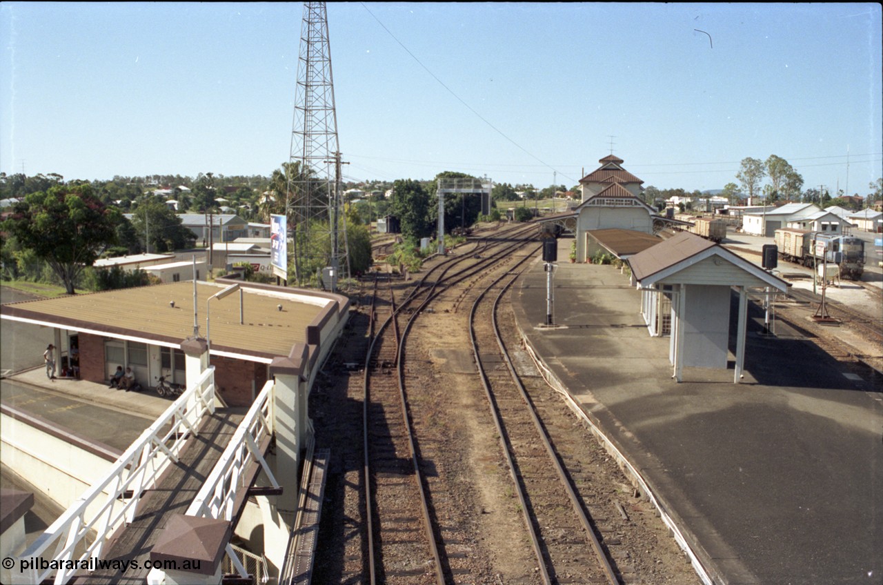 193-37
Gympie station overview looking north in the Down direction from the station access footbridge. [url=https://goo.gl/maps/6o89PZgWuxp]GeoData[/url].
