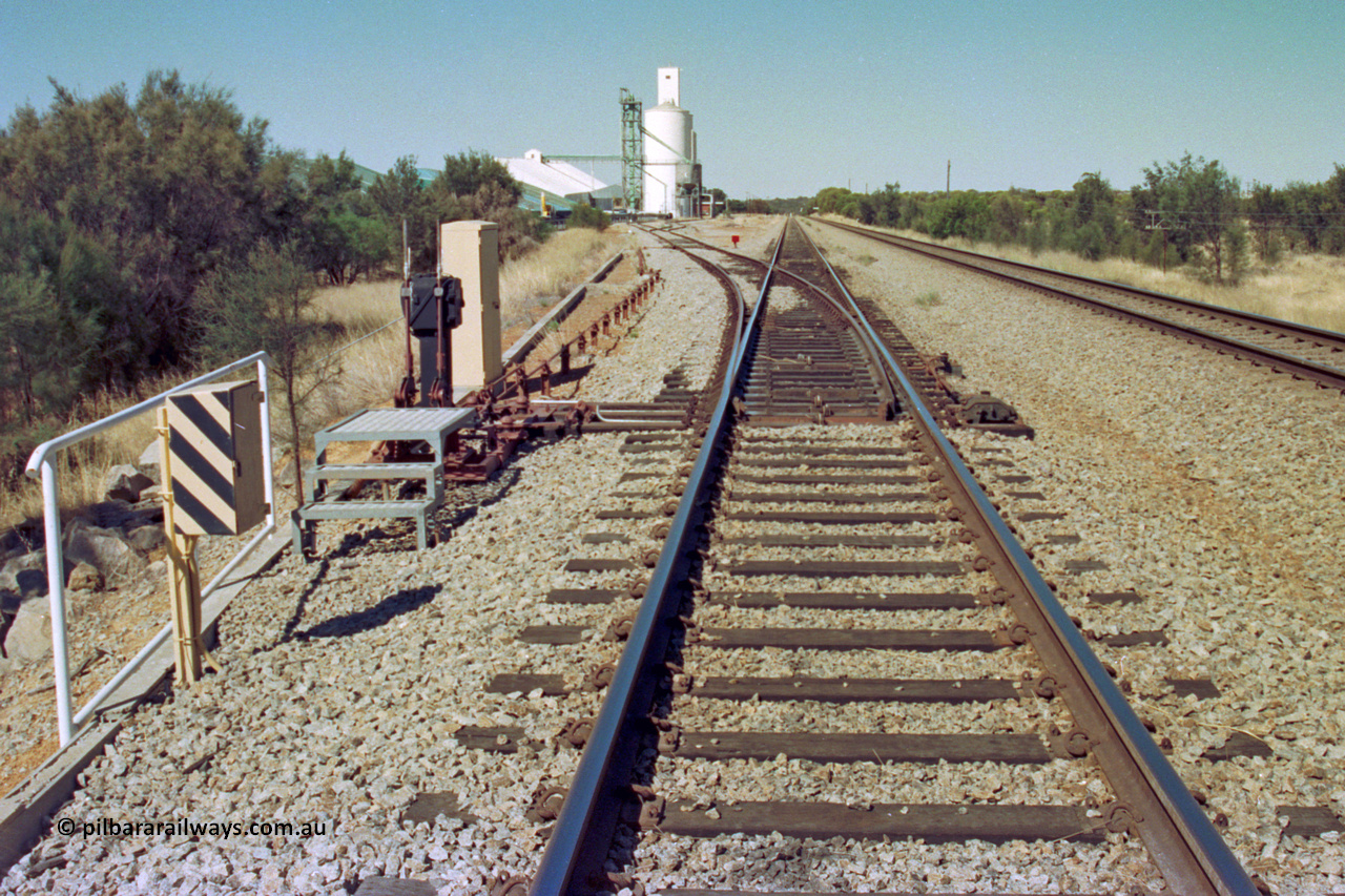 202-11
Meckering, interlocking arrangement for the grain siding, west end points off the crossing loop.
