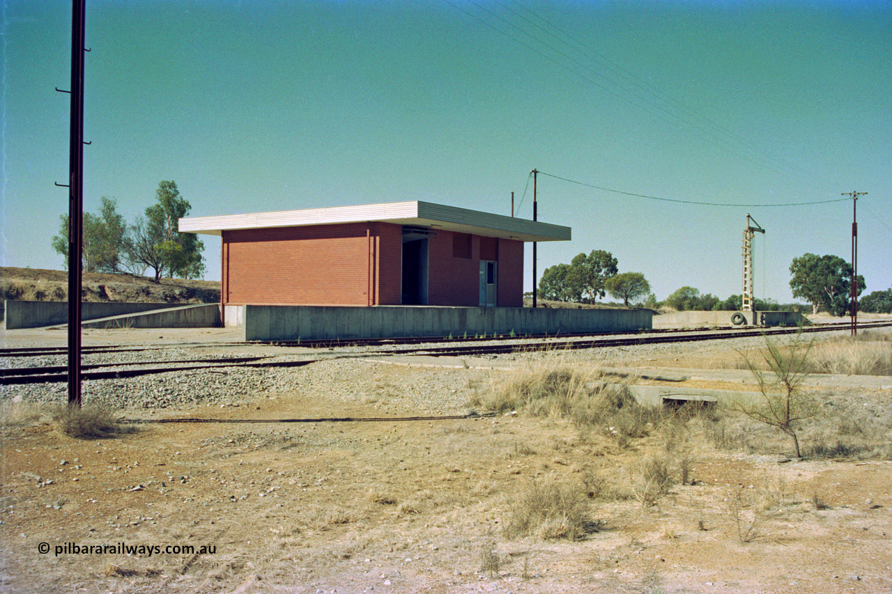 202-21
Meckering, view of the goods shed from the south east end, shows loading platform, ramps and crane.
