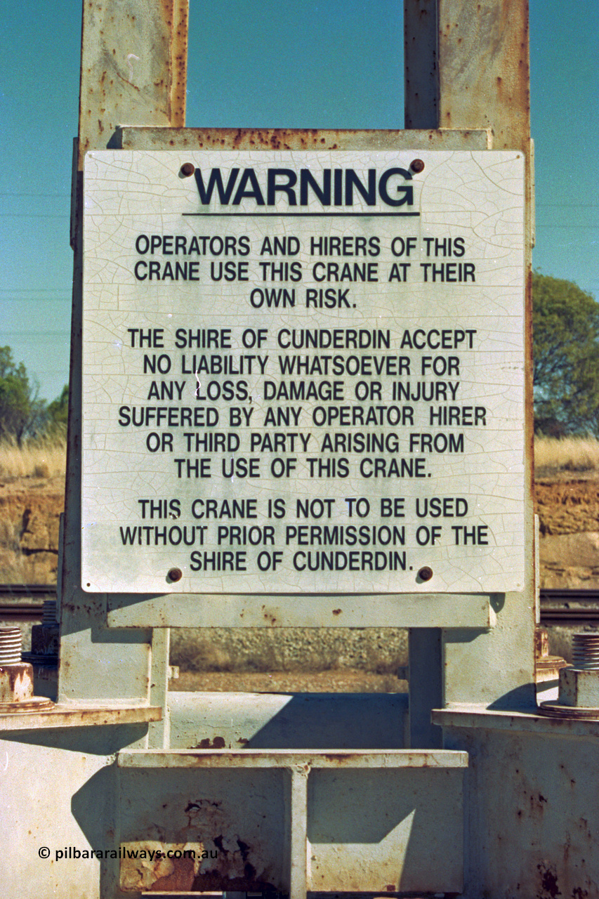 202-23
Meckering, warning sign affixed to the goods crane.
