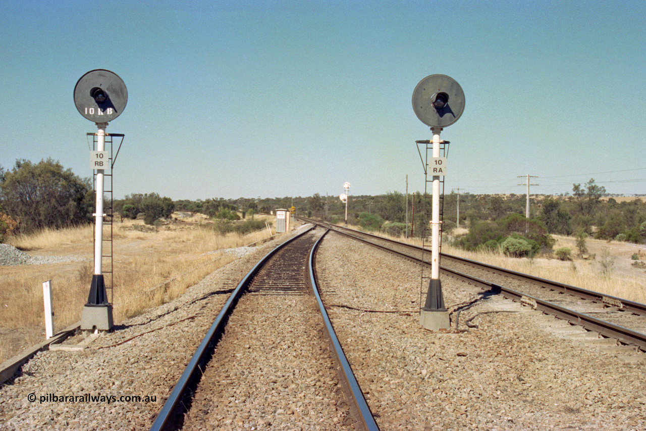 202-27
Meckering, looking east at the Down departure signals for the loop 10 RB and the mainline 10 RA.
