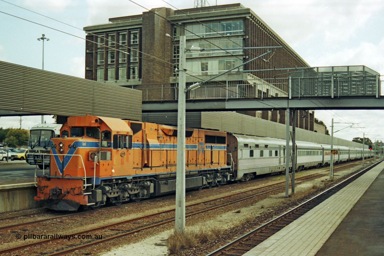 208-1-25
East Perth Passenger Terminal, Westrail L class L 272 Clyde Engineering EMD model GT26C serial 69-621 leads the Indian Pacific into the station.
Keywords: L-class;L272;Clyde-Engineering-Granville-NSW;EMD;GT26C;69-621;
