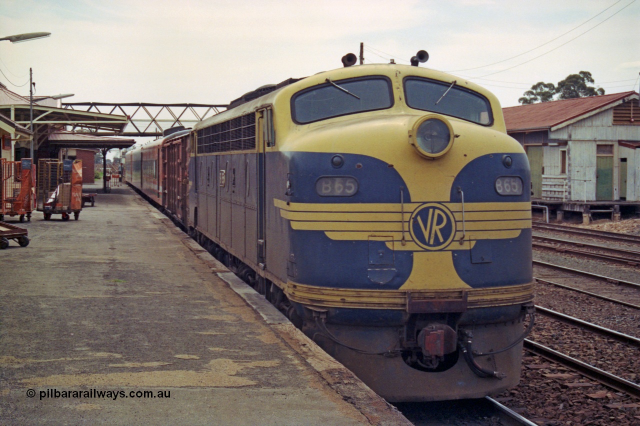 208-2-31
Dimboola, the Up Dimboola pass lead by Victorian Railways liveried B class B 65, Clyde Engineering EMD model ML2 serial ML2-6 with D van and N set.
Keywords: B-class;B65;Clyde-Engineering-Granville-NSW;EMD;ML2;ML2-6;bulldog;