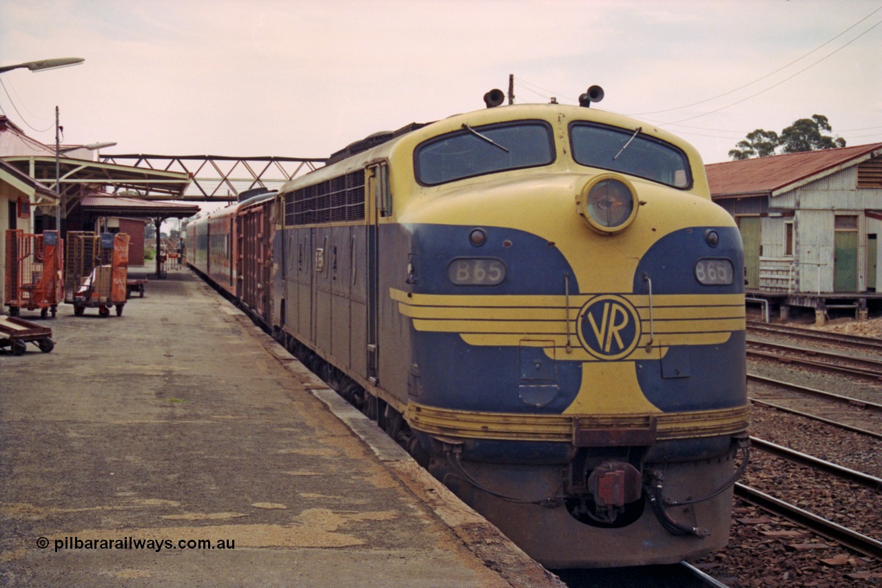 208-2-32
Dimboola, the Up Dimboola pass lead by Victorian Railways liveried B class B 65, Clyde Engineering EMD model ML2 serial ML2-6 with D van and N set.
Keywords: B-class;B65;Clyde-Engineering-Granville-NSW;EMD;ML2;ML2-6;bulldog;