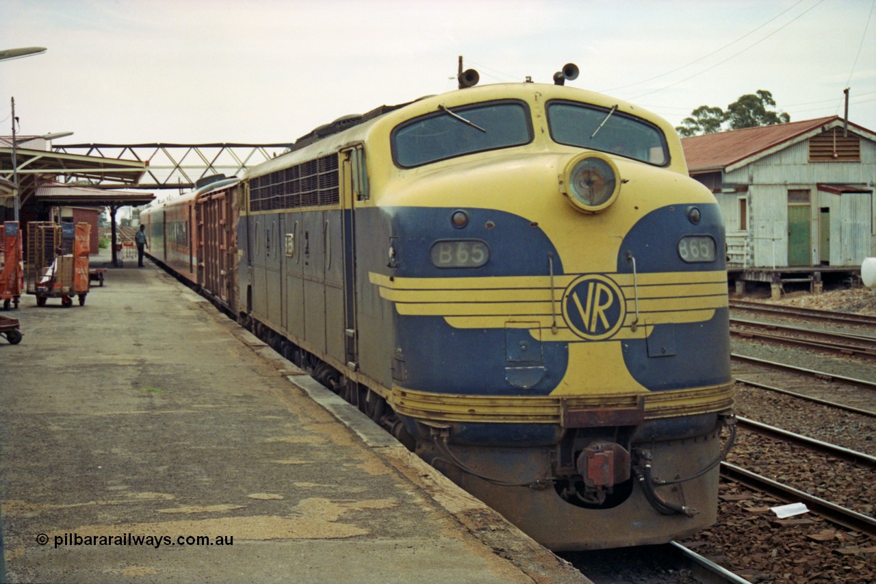 208-2-33
Dimboola, the Up Dimboola pass lead by Victorian Railways liveried B class B 65, Clyde Engineering EMD model ML2 serial ML2-6 with D van and N set.
Keywords: B-class;B65;Clyde-Engineering-Granville-NSW;EMD;ML2;ML2-6;bulldog;