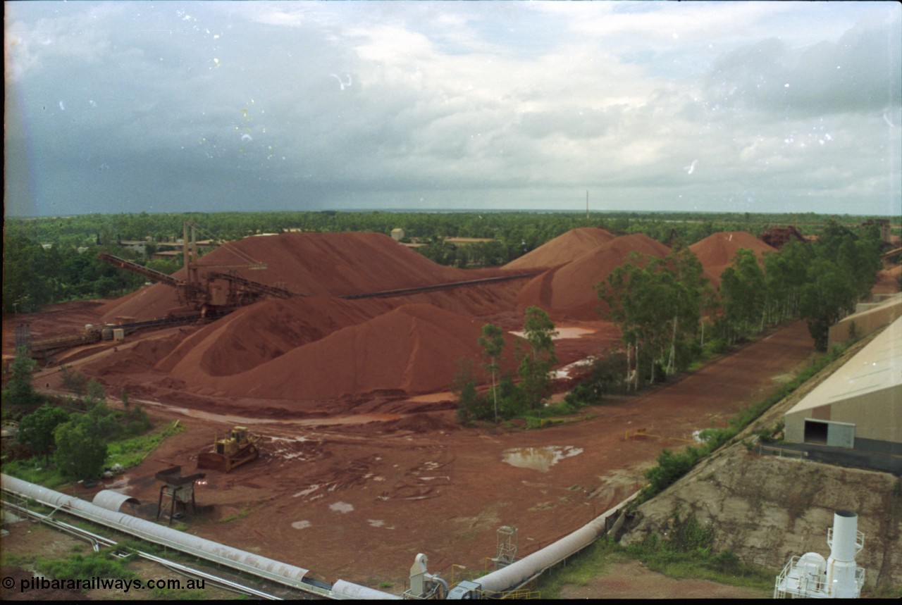 211-06
Weipa, Lorim Point, view of the shiploading stockpile area with the calcification bunker just visible on the right of frame.
