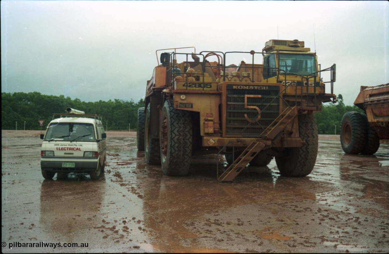 211-11
East Weipa Mine Centre, Komatsu HD1400 #42805 with a Tubemakers belly dump trailer.
Keywords: Tubemakers;Komatsu;HD1400;
