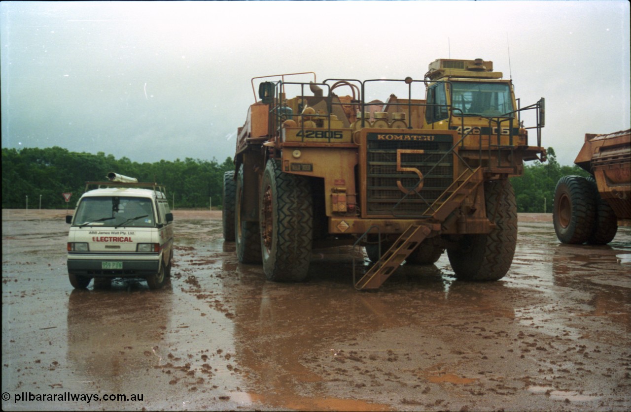 211-12
East Weipa Mine Centre, Komatsu HD1400 #42805 with a Tubemakers belly dump trailer.
Keywords: Tubemakers;Komatsu;HD1400;
