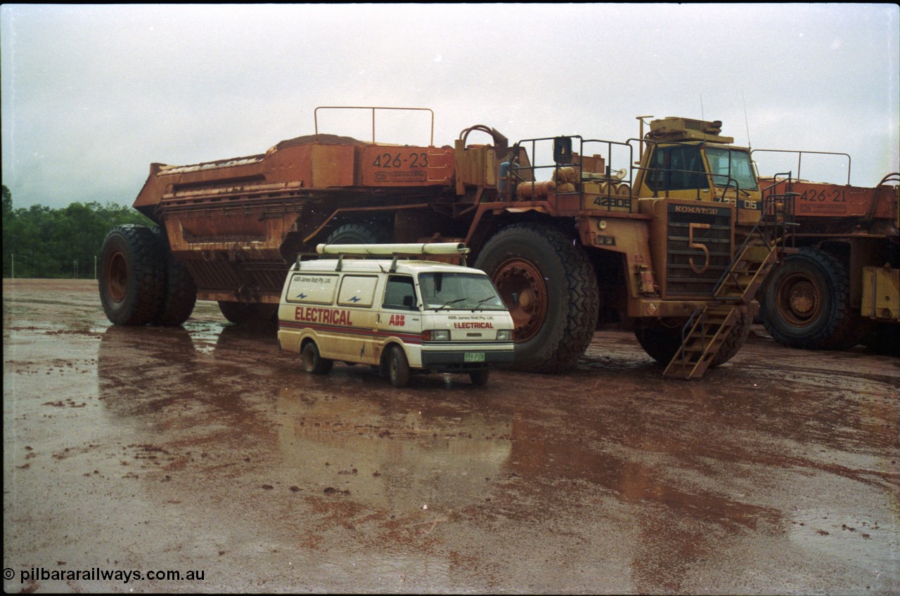 211-13
East Weipa Mine Centre, Komatsu HD1400 #42605 with a Tubemakers belly dump trailer #426-23.
Keywords: Tubemakers;Komatsu;HD1400;