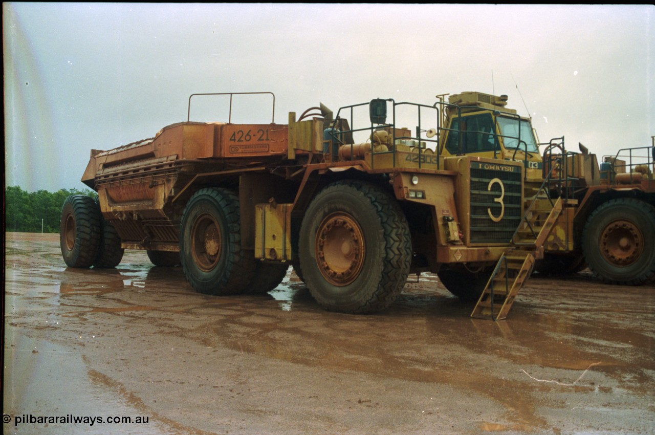 211-18
East Weipa Mine Centre, Komatsu HD1400 with a Tubemakers belly dump trailer.
Keywords: Tubemakers;Komatsu;HD1400;