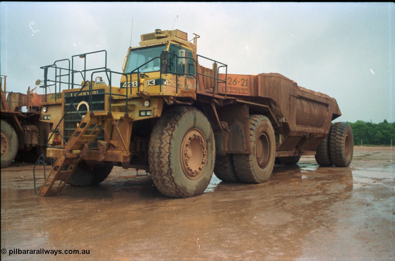 211-19
East Weipa Mine Centre, Komatsu HD1400 with a Tubemakers belly dump trailer.
Keywords: Tubemakers;Komatsu;HD1400;