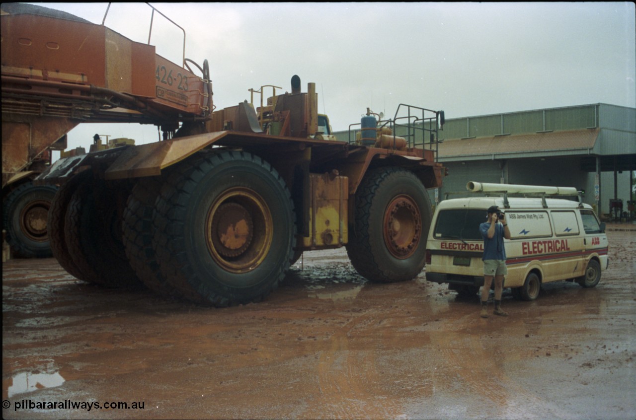 211-20
East Weipa Mine Centre, a Komatsu HD1400 with a Tubemakers belly dump trailer.
Keywords: Tubemakers;Komatsu;HD1400;