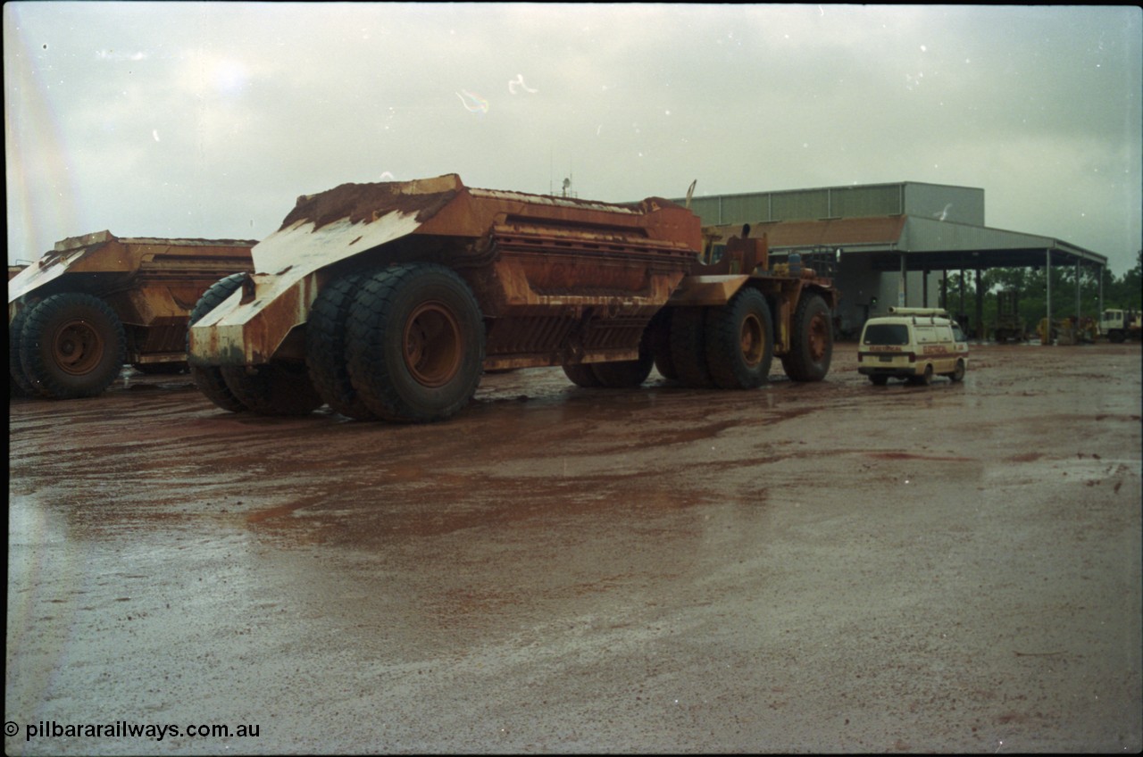 211-22
East Weipa Mine Centre, a Tubemakers belly dump trailer on a Komatsu HD1400 prime mover.
Keywords: Tubemakers;Komatsu;HD1400;