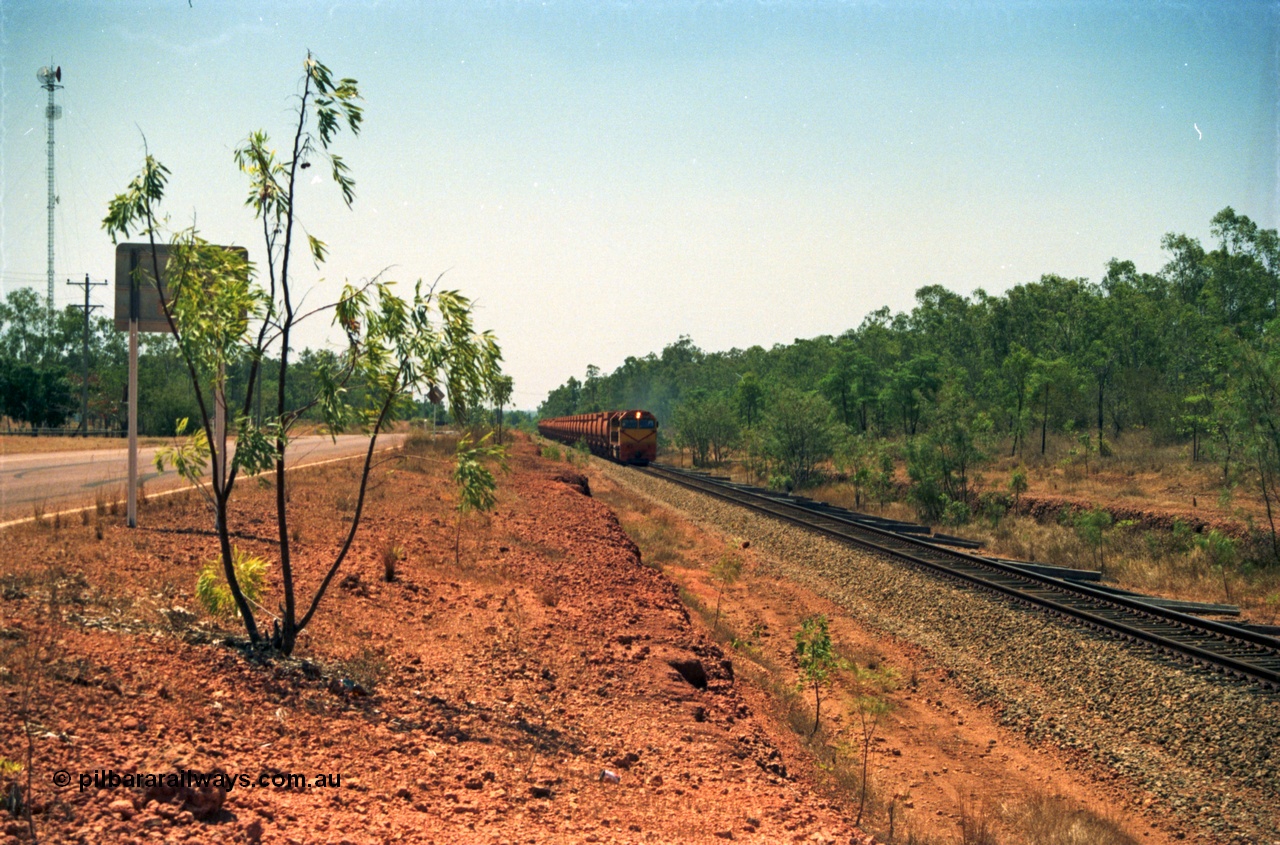 213-33
Weipa, a loaded train from Andoom near Northern Avenue with Comalco R 1004 leading thirty three loaded waggons of bauxite.
Keywords: R1004;Clyde-Engineering-Kelso-NSW;EMD;JT26C;90-1277;Comalco;GML10;Cinderella;GML-class;