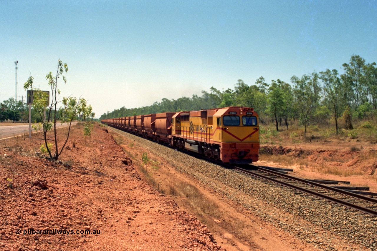 213-34
Weipa, a loaded train from Andoom near Northern Avenue with Comalco R 1004 leading thirty three loaded waggons of bauxite.
Keywords: R1004;Clyde-Engineering-Kelso-NSW;EMD;JT26C;90-1277;Comalco;GML10;Cinderella;GML-class;