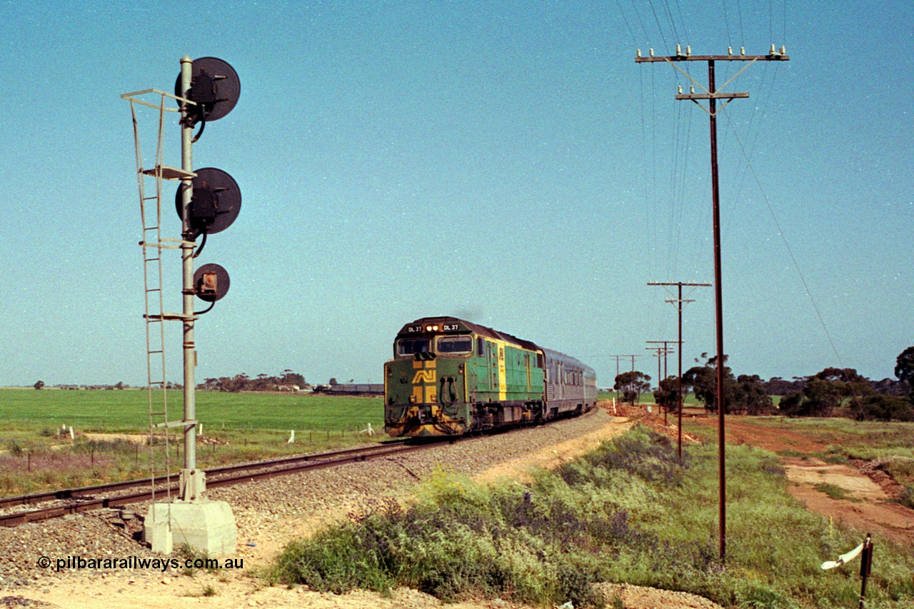 215-02
Long Plains, the down passenger train to Alice Springs 'The Ghan' on approach with power from an AN livered DL class DL 37 Clyde Engineering EMD model AT42C serial 88-1245.
Keywords: DL-class;DL37;Clyde-Engineering-Kelso-NSW;EMD;AT42C;88-1245;