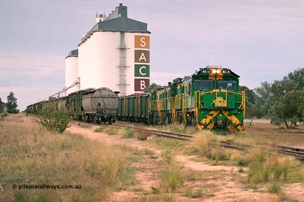 245-17
Wudinna, empty grain train shunts back into the grain siding with a trio of former Australian National Co-Co locomotives with rebuilt former AE Goodwin ALCo model DL531 830 class ex 839, serial no. 83730, rebuilt by Port Augusta Workshops to DA class, DA 4 leading two AE Goodwin ALCo model DL531 830 class units 842, serial no. 84140 and 851 serial no. 84137, 851 having been on the Eyre Peninsula since delivered in 1962. 7th April, 2003.
Keywords: DA-class;DA4;83730;Port-Augusta-WS;ALCo;DL531G/1;830-class;839;rebuild;