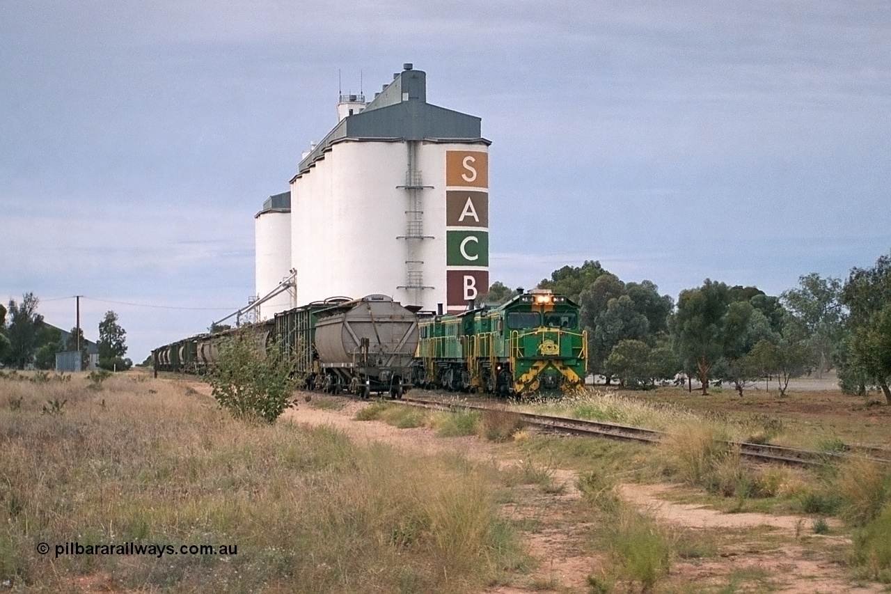 245-18
Wudinna, empty grain train shunts back into the grain siding with a trio of former Australian National Co-Co locomotives with rebuilt former AE Goodwin ALCo model DL531 830 class ex 839, serial no. 83730, rebuilt by Port Augusta Workshops to DA class, DA 4 leading two AE Goodwin ALCo model DL531 830 class units 842, serial no. 84140 and 851 serial no. 84137, 851 having been on the Eyre Peninsula since delivered in 1962. 7th April, 2003.
Keywords: DA-class;DA4;83730;Port-Augusta-WS;ALCo;DL531G/1;830-class;839;rebuild;