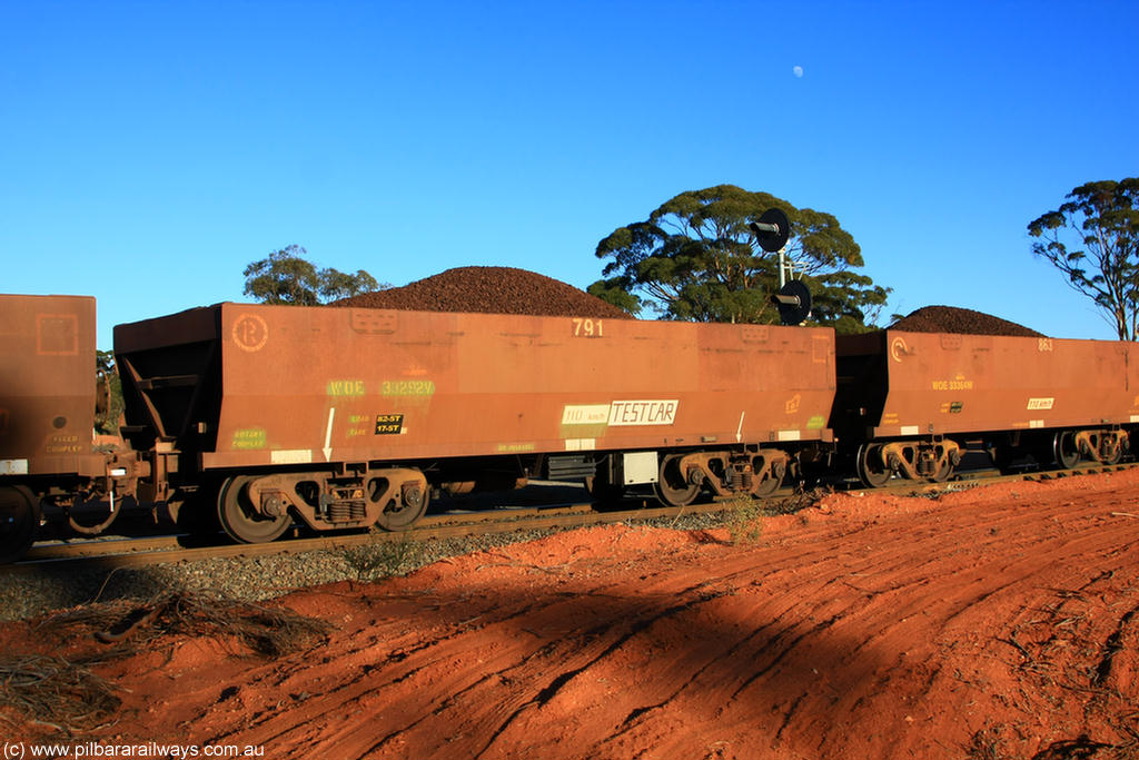 100731 02302
WOE type iron ore waggon WOE 33292 is one of a batch of thirty five built by United Goninan WA between January and April 2005 with serial number 950104-032 and fleet number 791 for Koolyanobbing iron ore operations TEST CAR, on loaded train 6413 at Binduli Triangle, 31st July 2010.
Keywords: WOE-type;WOE33292;United-Goninan-WA;950104-032;