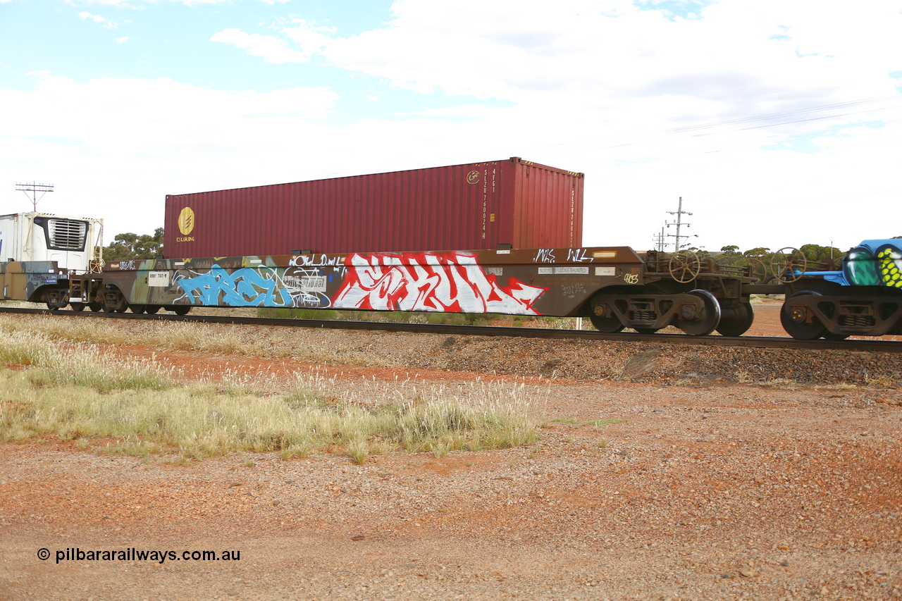 210407 9866
Parkeston, 2MP5 intermodal train, RRRY 7017, platform with CS Leasing 40' 4FG1 type container SLZU 760024. The RRRY type five pack bar coupled waggon set is one of nineteen built in China at Zhuzhou Rolling Stock Works for Goninan in 2005.
Keywords: RRRY-type;RRRY7017;CSR-Zhuzhou-Rolling-Stock-Works-China;