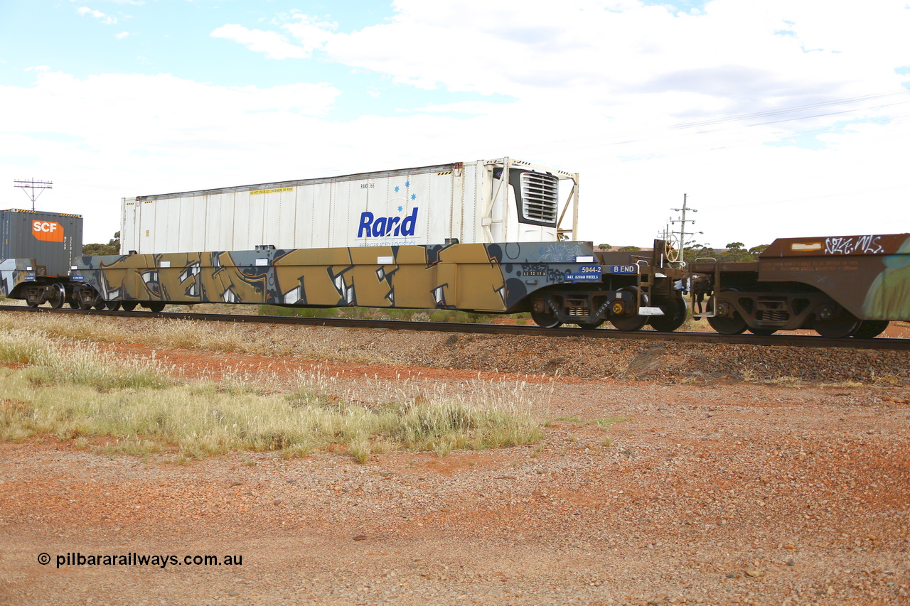 210407 9867
Parkeston, 2MP5 intermodal train, CQWY type well waggon 5044 well 2 with a RAND Refrigerated Logistics 46' 6