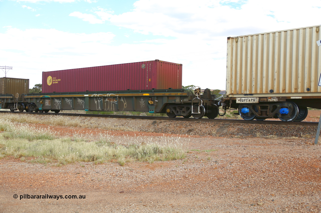 210407 9871
Parkeston, 2MP5 intermodal train, RRXY 9, platform 5 with a CARU Specialized Leasing 40' 4FG1 type container SLZU 750057. The RRXY type 5-pack well waggon set is one of eleven built by Bradken Qld in 2002 for Toll from a Williams-Worley design.
Keywords: RRXY-type;RRXY9;Williams-Worley;Bradken-Rail-Qld;