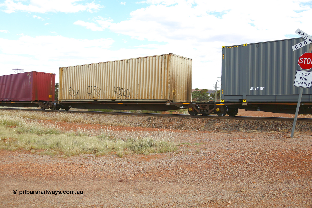 210407 9880
Parkeston, 2MP5 intermodal train, platform 3 of 5-pack low profile skel waggon set RRYY 13, one of fifty two such waggon sets built by Bradken at Braemar NSW in 2004-05, with an Austrans 40' 4FG1 type container AUCU 412428.
Keywords: RRYY-type;RRYY13;Williams-Worley;Bradken-NSW;