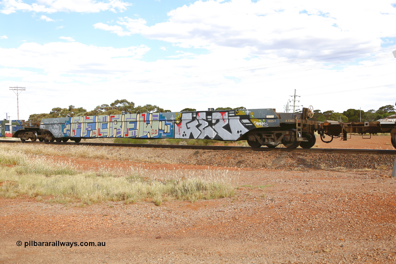210407 9910
Parkeston, 2MP5 intermodal train, CQWY type well waggon CQWY 5025 well 1, the well waggon pairs were built by Bluebird Rail Operations SA in a batch of sixty pairs in 2008 for CFCLA.
Keywords: CQWY-type;CQWY5025;CFCLA;Bluebird-Rail-Operations-SA;