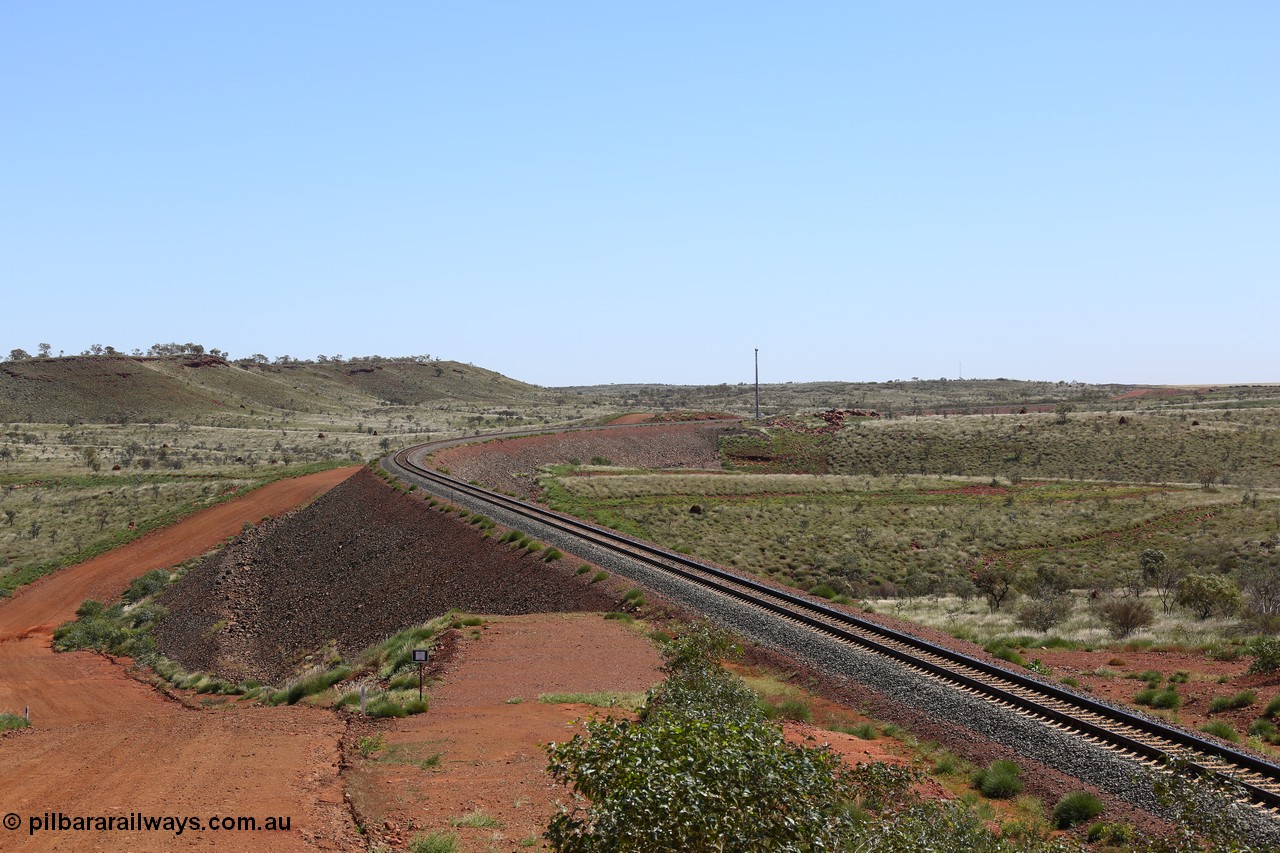 150505 7950
FMG Solomon Line, looking west along elevated section of track, repeater tower in distance. Geodata: [url=https://goo.gl/maps/4VSdBsGb3an] -22.0398833 118.6280733 [/url].
