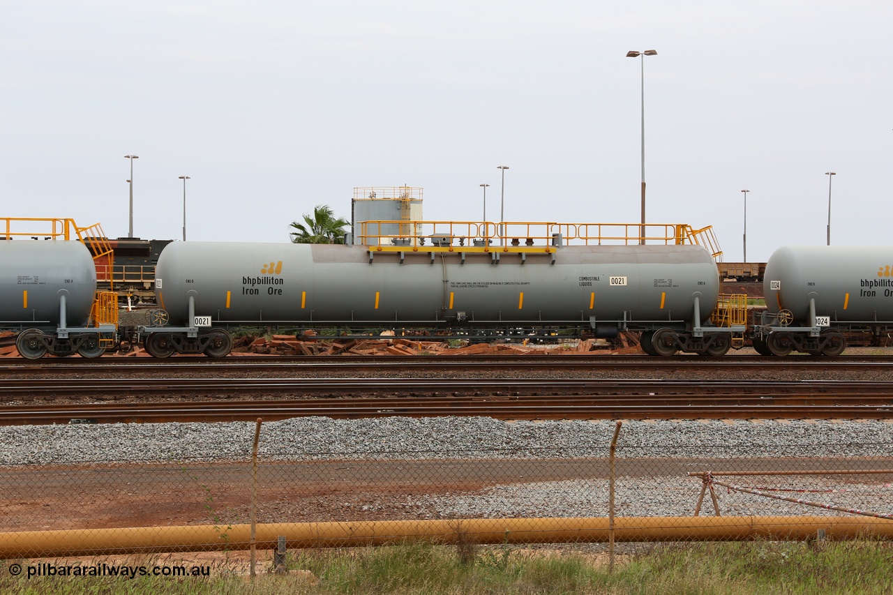 150523 8218
Nelson Point Yard, BHP Billiton diesel fuel tank waggon 0021, total capacity of 117 m3 for a nominal capacity of 113 m3 built in China by CNR - QRRS.
Keywords: CNR-QRRS-China;BHP-tank-waggon;