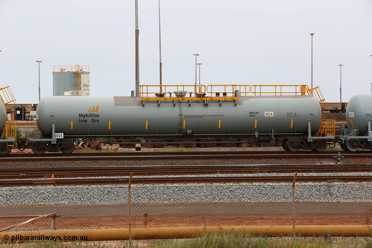150523 8219
Nelson Point Yard, BHP Billiton diesel fuel tank waggon 0024, total capacity of 117 m3 for a nominal capacity of 113 m3 built in China by CNR - QRRS.
Keywords: CNR-QRRS-China;BHP-tank-waggon;