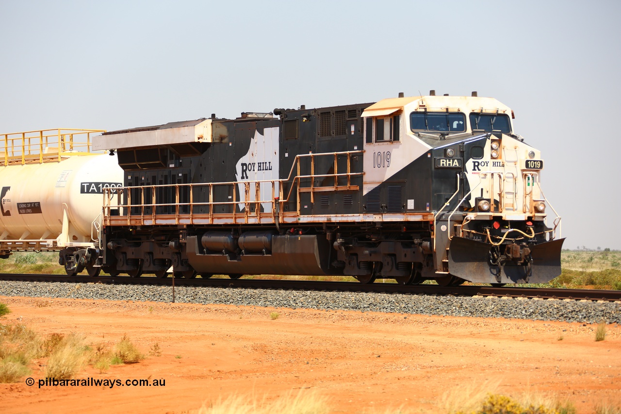 170915 0709
Great Northern Highway 18.2 km grade crossing, empty Roy Hill fuel train powers along bound for Tad Yard with General Electric built ES44ACi unit RHA 1019 serial 64300 leading eleven of Roy Hill's twelve tank waggons. 15th September 2017. [url=https://goo.gl/maps/DR61N4rDVZy]View map here[/url].
Keywords: RHA-class;RHA1019;GE;ES44ACi;64300;