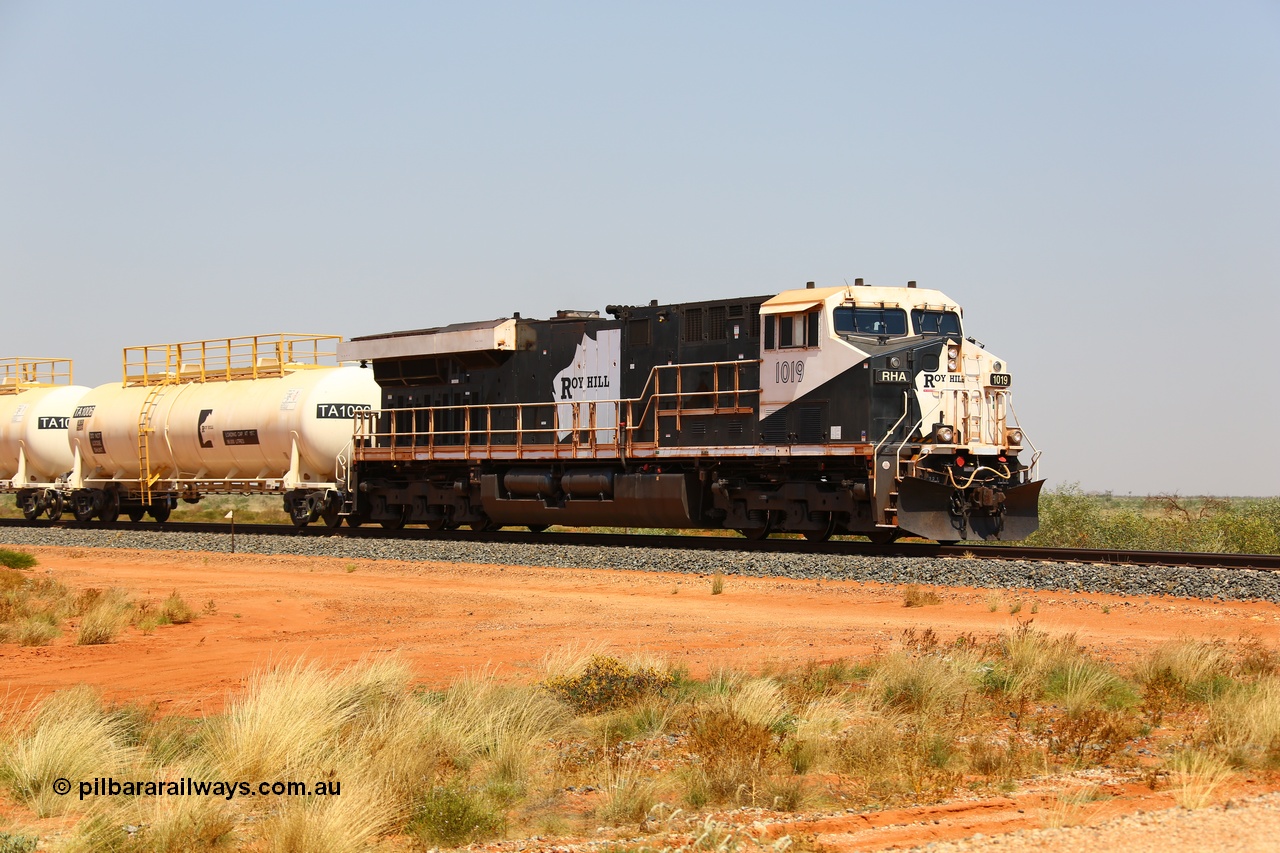 170915 0710
Great Northern Highway 18.2 km grade crossing, empty Roy Hill fuel train powers along bound for Tad Yard with General Electric built ES44ACi unit RHA 1019 serial 64300 leading eleven of Roy Hill's twelve tank waggons. 15th September 2017. [url=https://goo.gl/maps/DR61N4rDVZy]View map here[/url].
Keywords: RHA-class;RHA1019;GE;ES44ACi;64300;