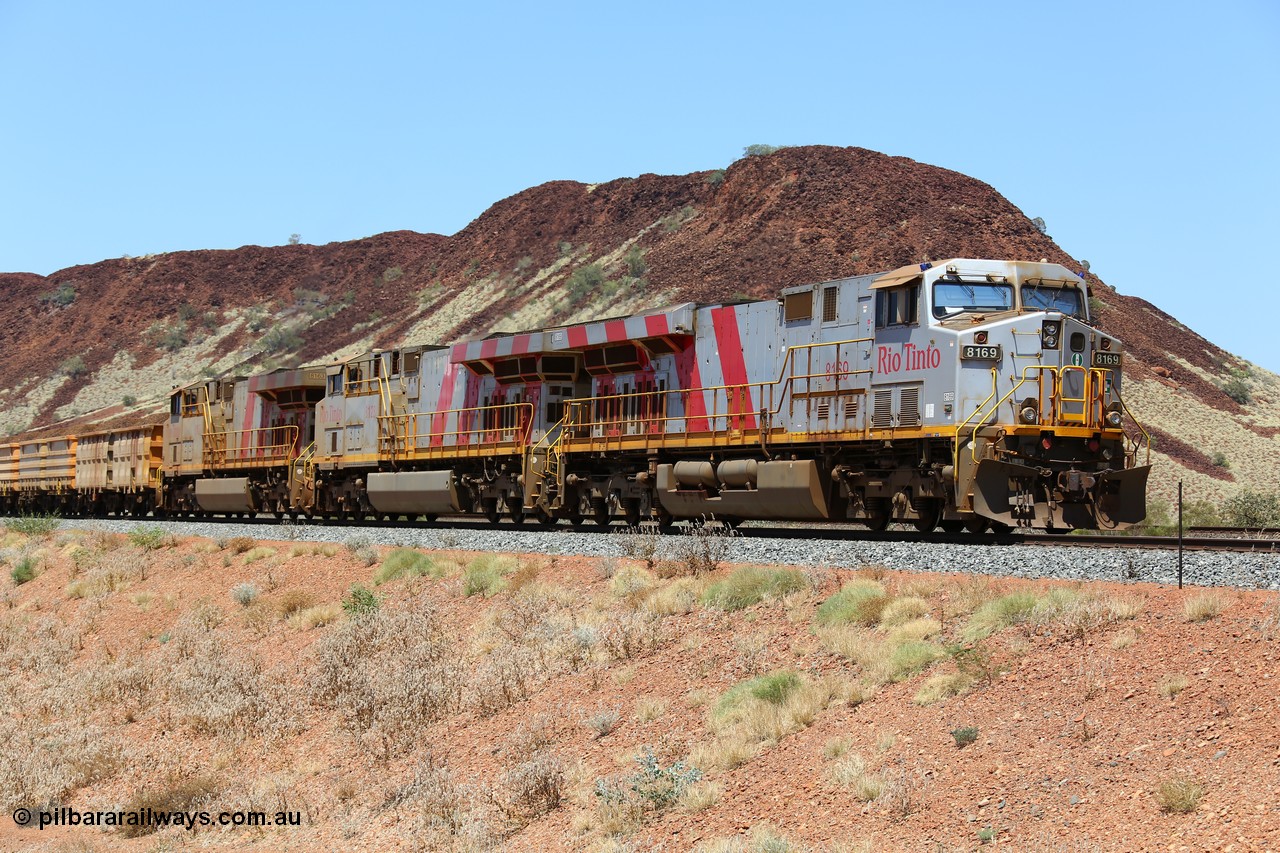 151111 9555
Green Pool, a loaded train holds the East Mainline behind triple General Electric ES44DCi units 8169, 8128 and 8163, serials of 60462, 59120 and 60227, the east line was booked out to track work between Green Pool and Harding.
Keywords: 8169;GE;ES44DCi;60462;