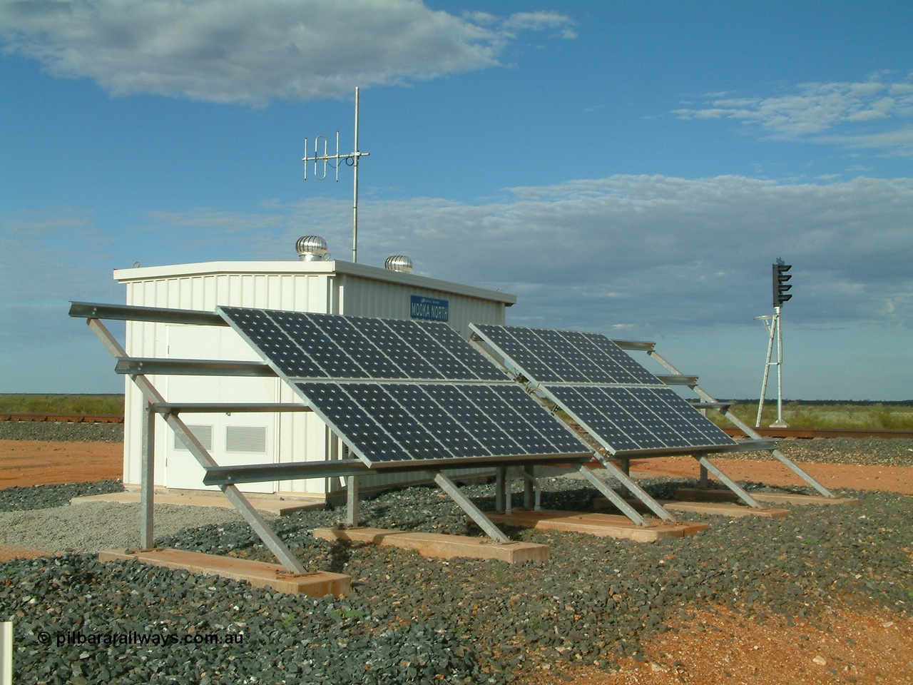 040407 075058
Mooka Siding, Mooka North location relay room with solar panel array on the north side, arrival LED type signal MAN 3 visible beside the mainline. 7th April 2004.
